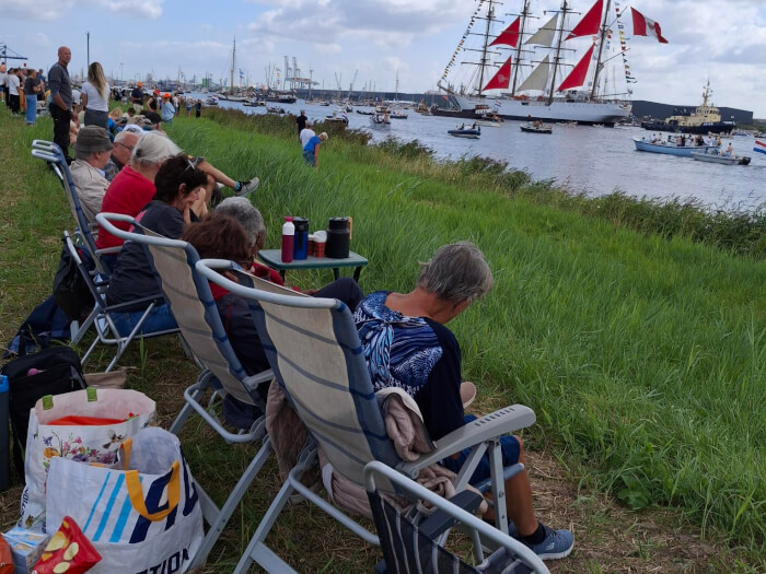 Bewoners Nieuw Varne bekijken SAIL-IN parade