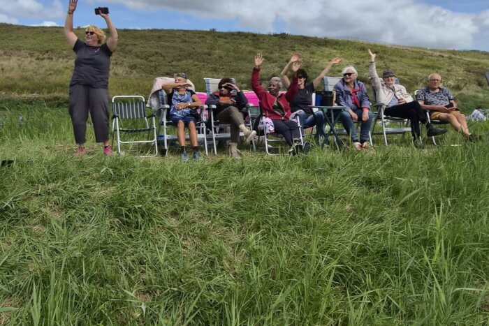 Bewoners Nieuw Varne bekijken SAIL-IN parade