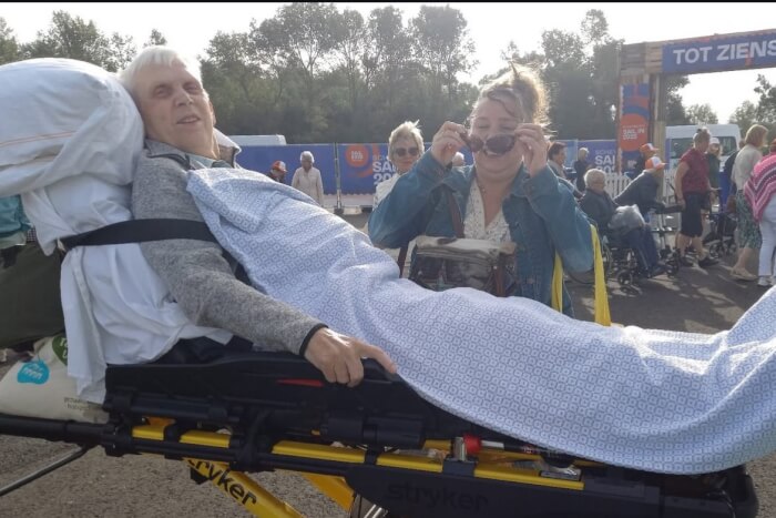 Een wens gaat in vervulling: de WensenAmbulance brengt Ben naar Sail