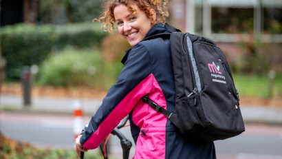 Medewerker zorg aan huis op de fiets