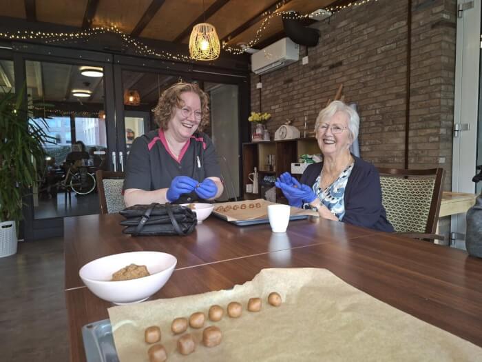 Pepernoten maken met de bewoners