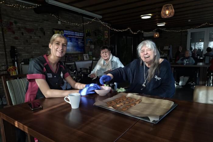 Pepernoten maken met de bewoners