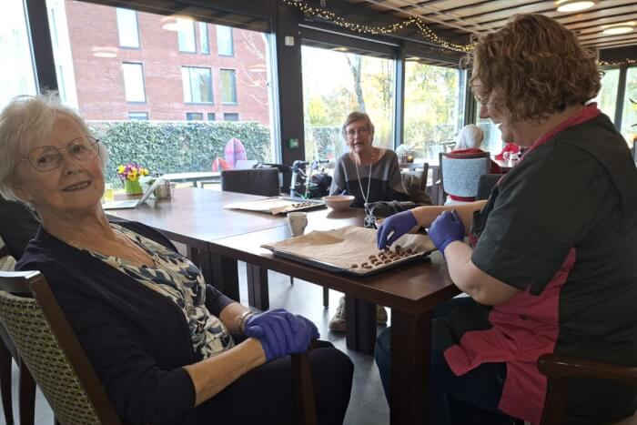 Pepernoten maken met de bewoners