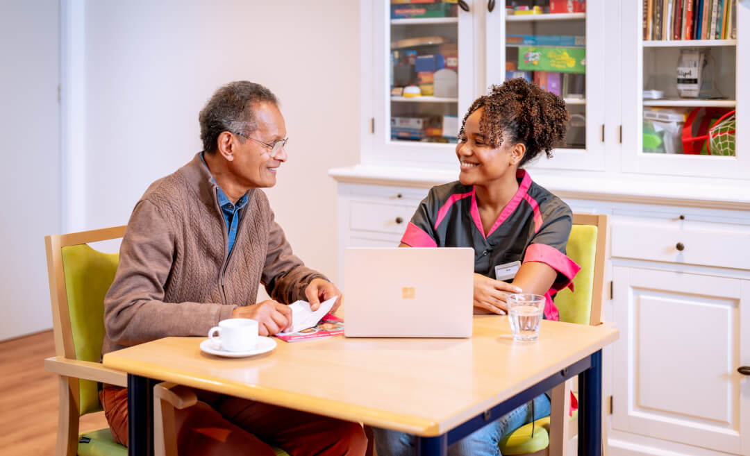 Client en medewerker met laptop