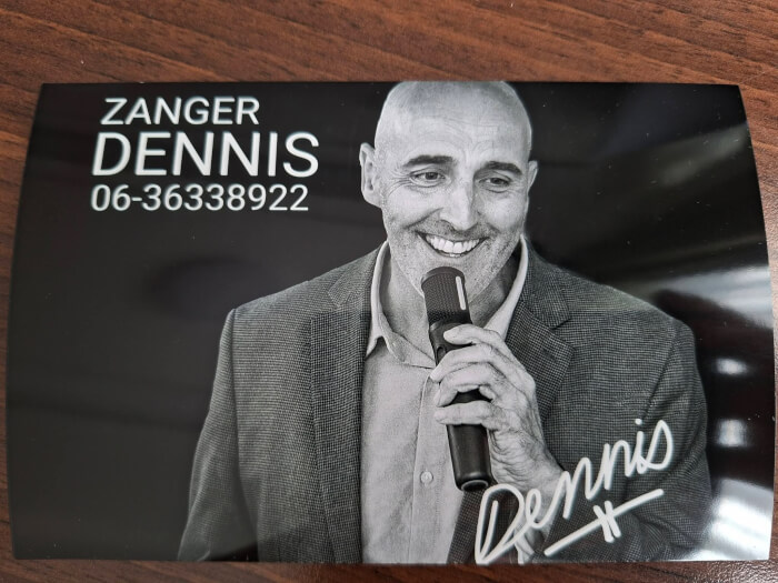 Optreden van zanger Dennis