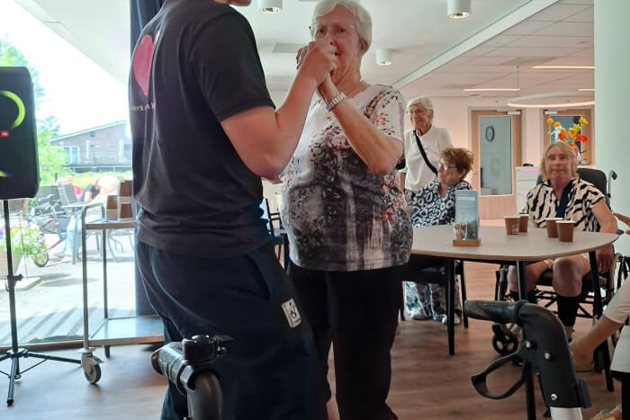 Optreden van zanger Dennis