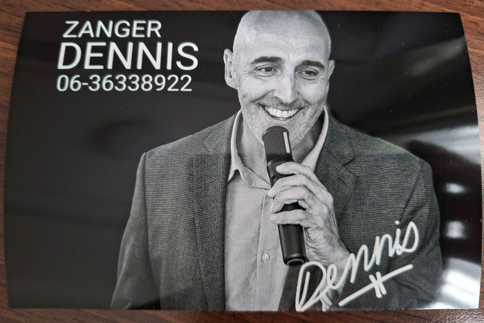 Optreden van zanger Dennis